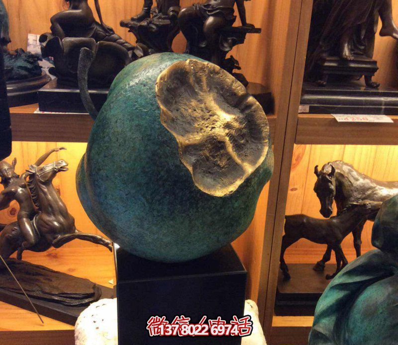 美麗寧?kù)o，自然綠意——欣賞公園銅雕景觀，享受一口新鮮蘋果