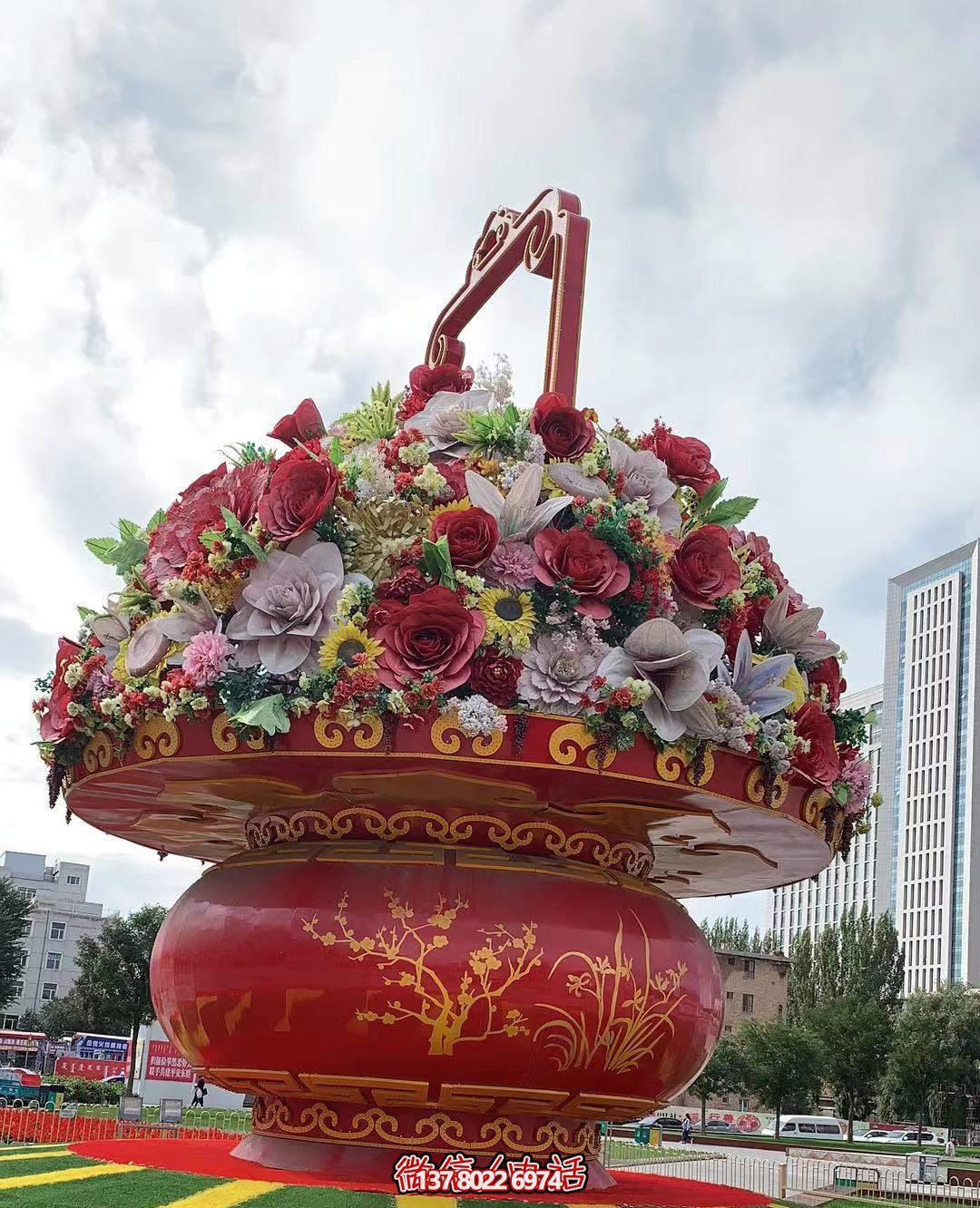 現(xiàn)代五彩花籃，給城市廣場(chǎng)帶來活力