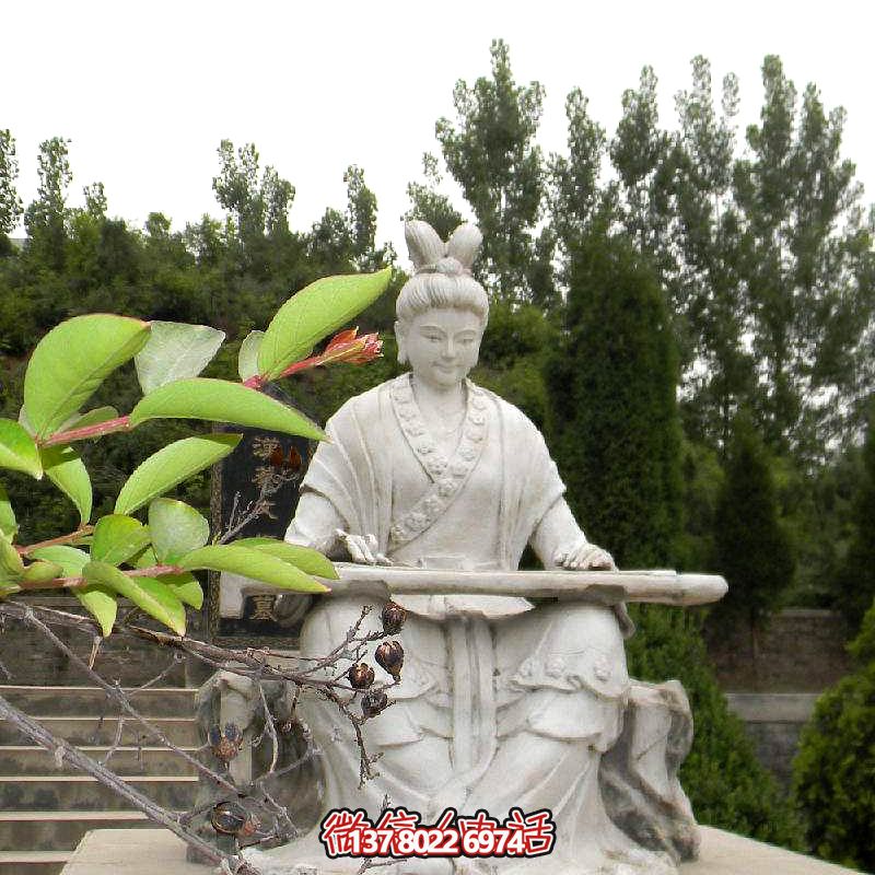 彈琴游玩古代景區(qū)，感受石雕雕塑之美