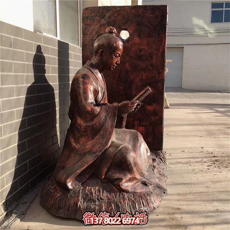 創(chuàng)意銅雕鑿人物看書借光雕塑，點(diǎn)亮景區(qū)美好氛圍