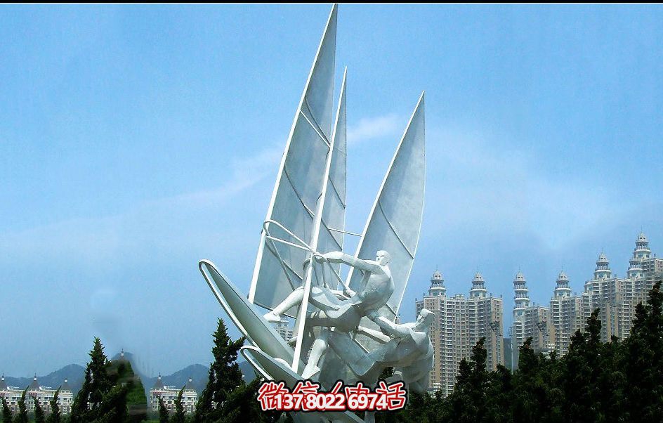 精美別墅鏤空雕塑點綴園林景觀，打造創(chuàng)意帆船