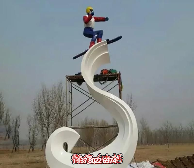 彩繪不銹鋼雕塑，把滑雪運(yùn)動(dòng)主題人物雕刻到廣場上