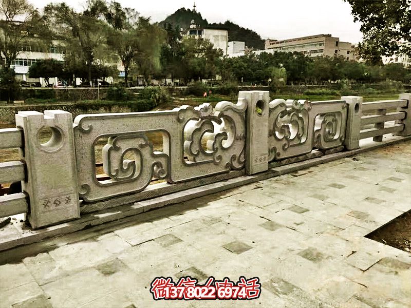 大理石石欄桿鏤空雕塑，讓湖邊的裝飾更加完美