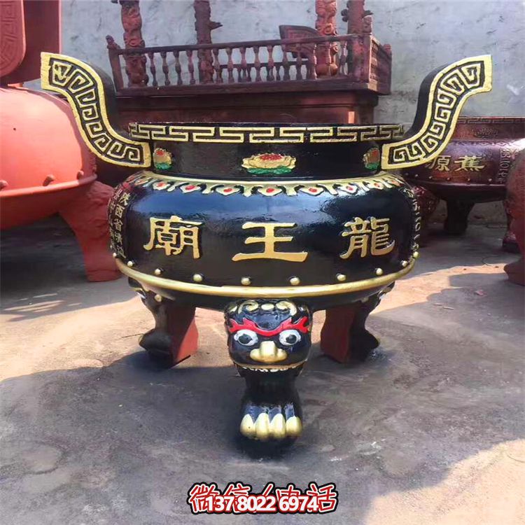 精美彩繪金漆圓形香爐，為寺廟添彩