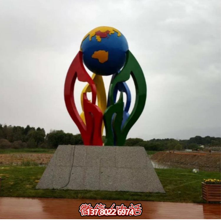 大型不銹鋼彩繪噴漆雕塑，為景區(qū)景觀廣場增色