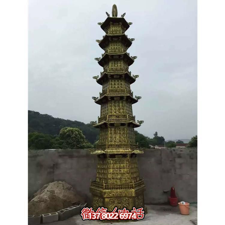 欣賞傳統(tǒng)文化，體驗多層銅雕香爐的大型景區(qū)