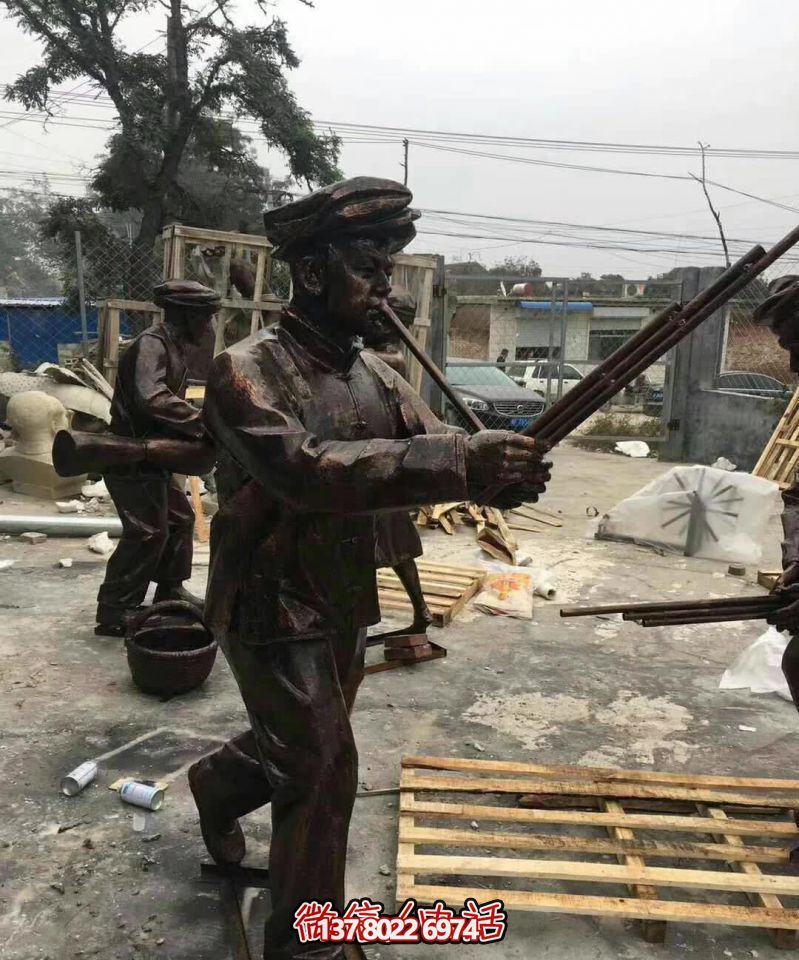 少數(shù)民族銅雕吹奏樂(lè)器