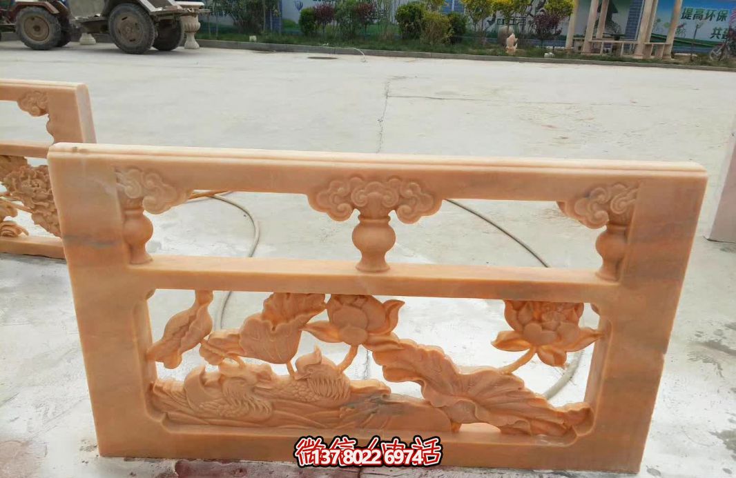 紅色浮雕護欄，點綴陽臺庭院裝飾