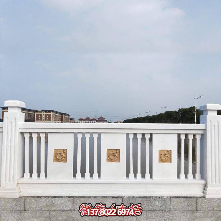 “羅馬柱式漢白玉歐式欄桿，為河道邊裝飾和防護(hù)”