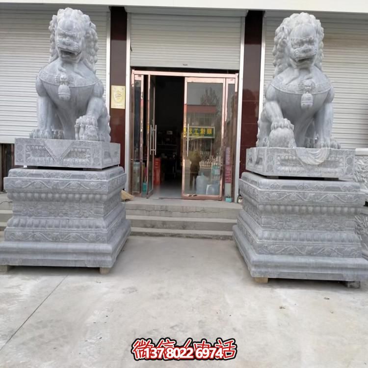 天然青石獅子雕塑，點(diǎn)綴景區(qū)大門(mén)