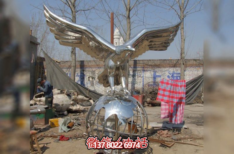 休息時(shí)刻，欣賞不銹鋼老鷹雕塑