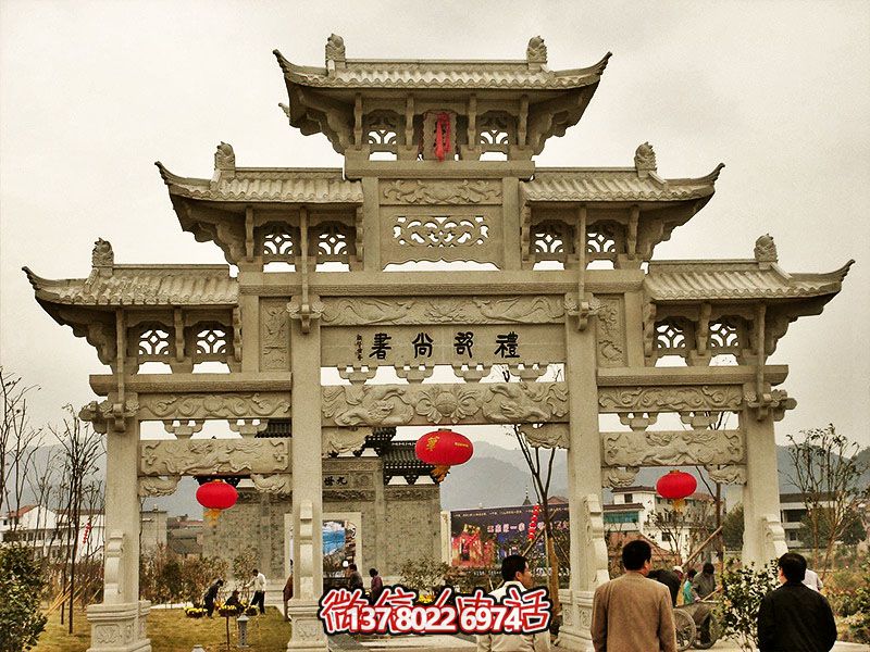 鏤空三門牌坊，點綴城市廣場