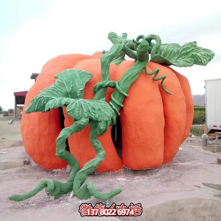 大型仿真南瓜雕塑，增添城市街道景觀