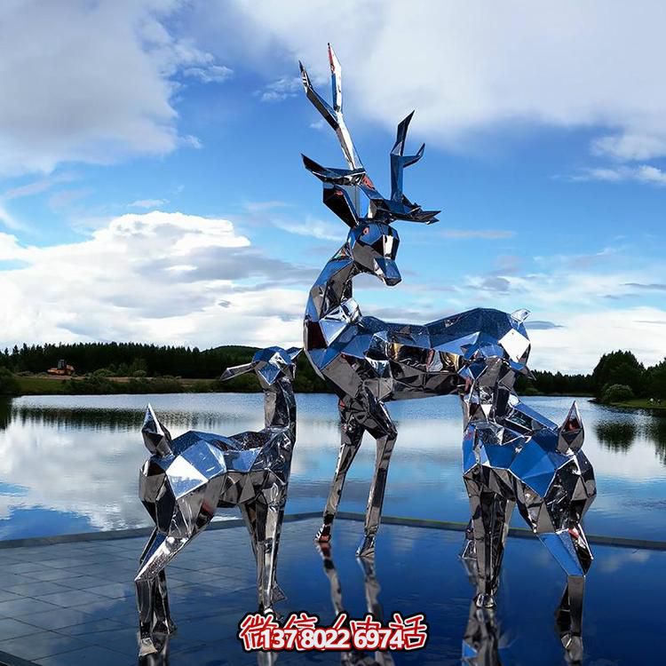 高聳入云的不銹鋼精美幾何雕塑，將公園景觀提升一個(gè)新境界