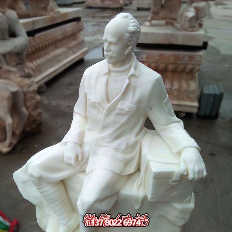 以白求恩精神為原型，漢白玉雕刻的護士坐姿雕塑