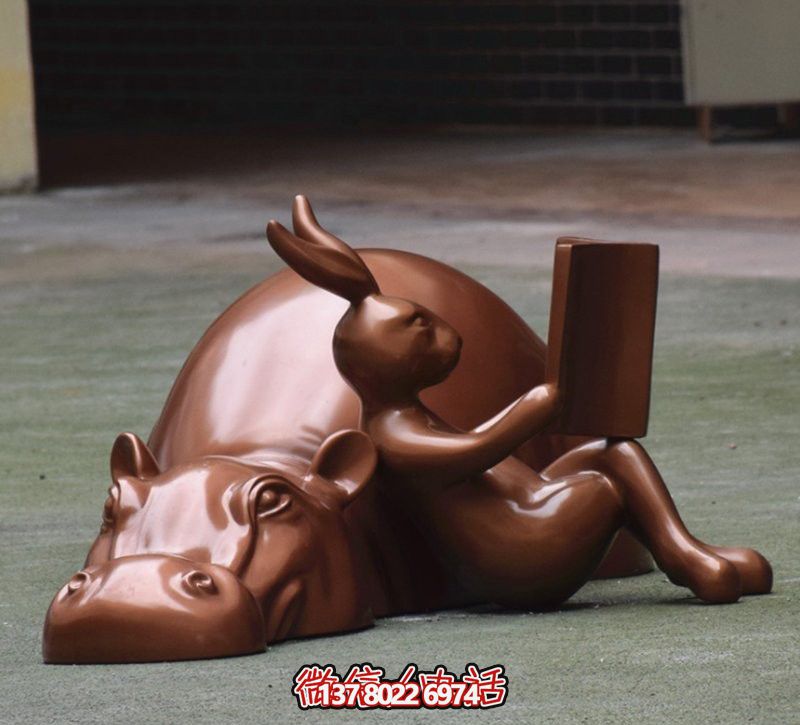 玻璃創(chuàng)意海馬雕塑，擺放于場(chǎng)內(nèi)，點(diǎn)綴你的生活