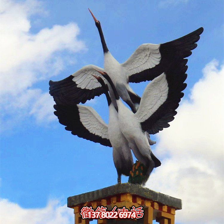 大型玻璃鋼仿真仙鶴雕塑，為公園廣場擺放