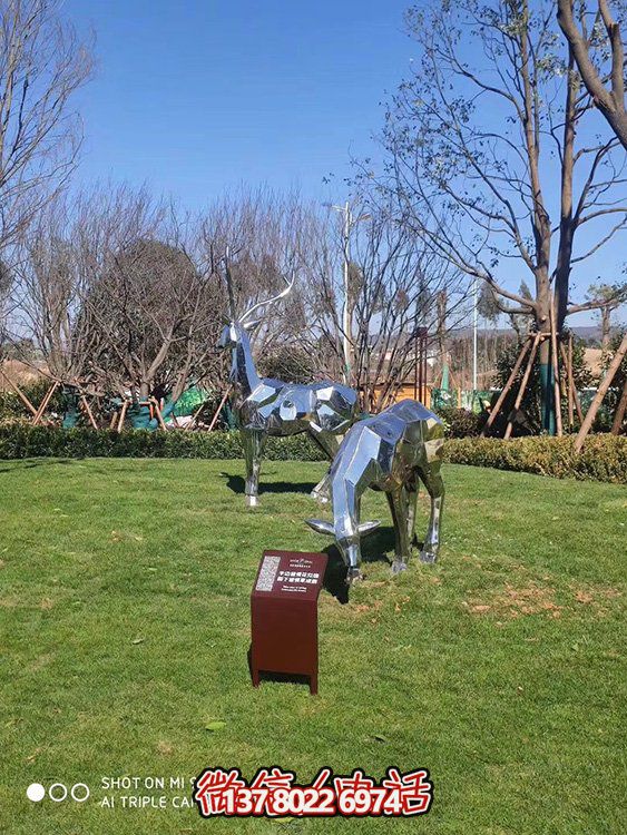 不銹鋼塊面鹿，抬頭鹿，低頭吃草的梅花鹿