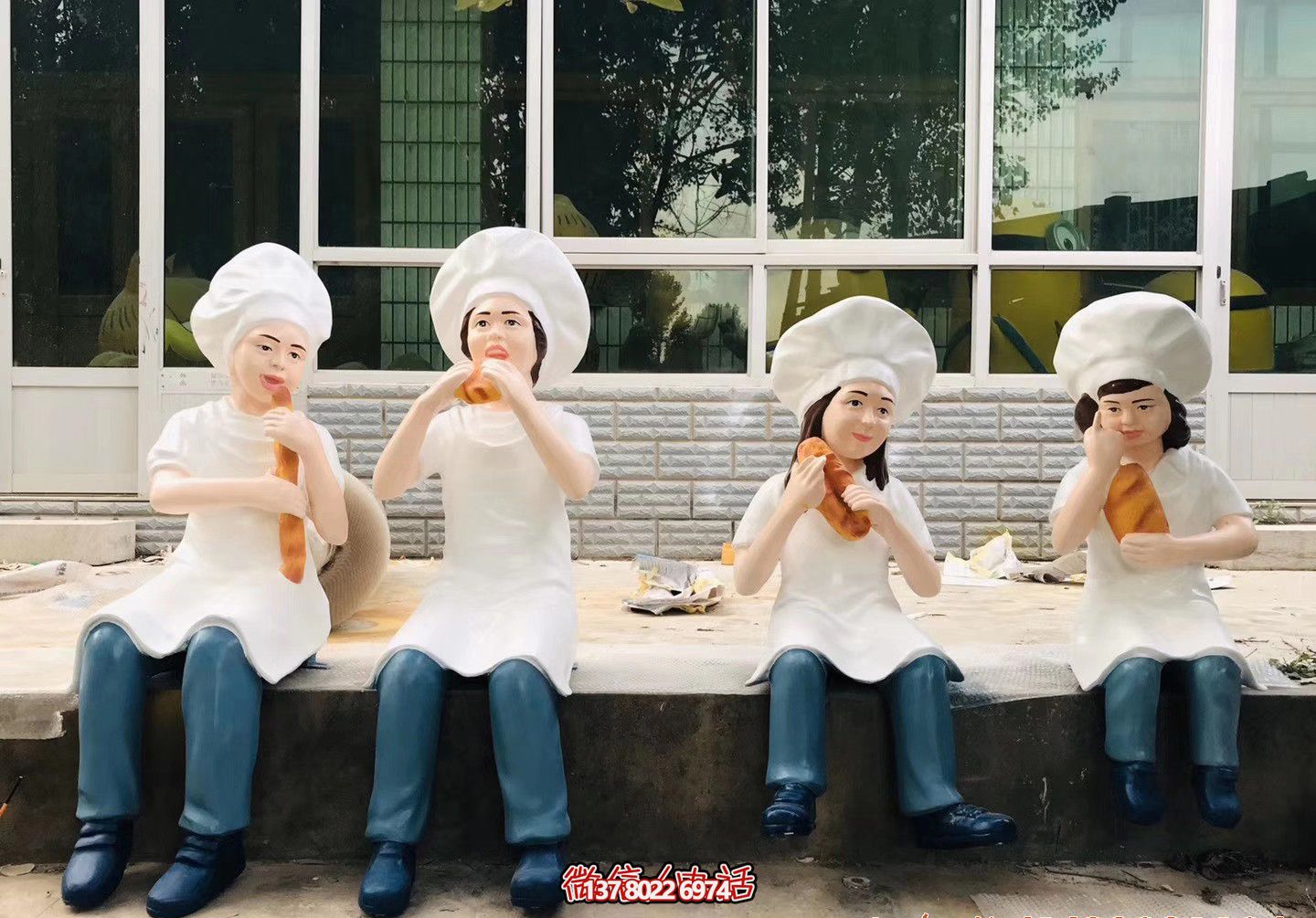 景區(qū)玻璃鋼仿真人物吃面包的廚師雕塑 景區(qū)玻璃鋼仿真人物吃面包的廚師雕塑