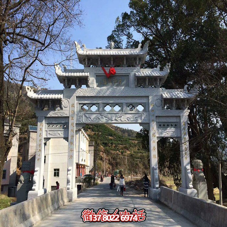 村口石牌坊，三間四柱石雕牌樓