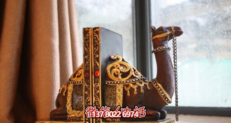 大型室內(nèi)擺放的帶鏈子的玻璃鋼彩繪駱駝雕塑 大型室內(nèi)擺放的帶鏈子的玻璃鋼彩繪駱駝雕塑