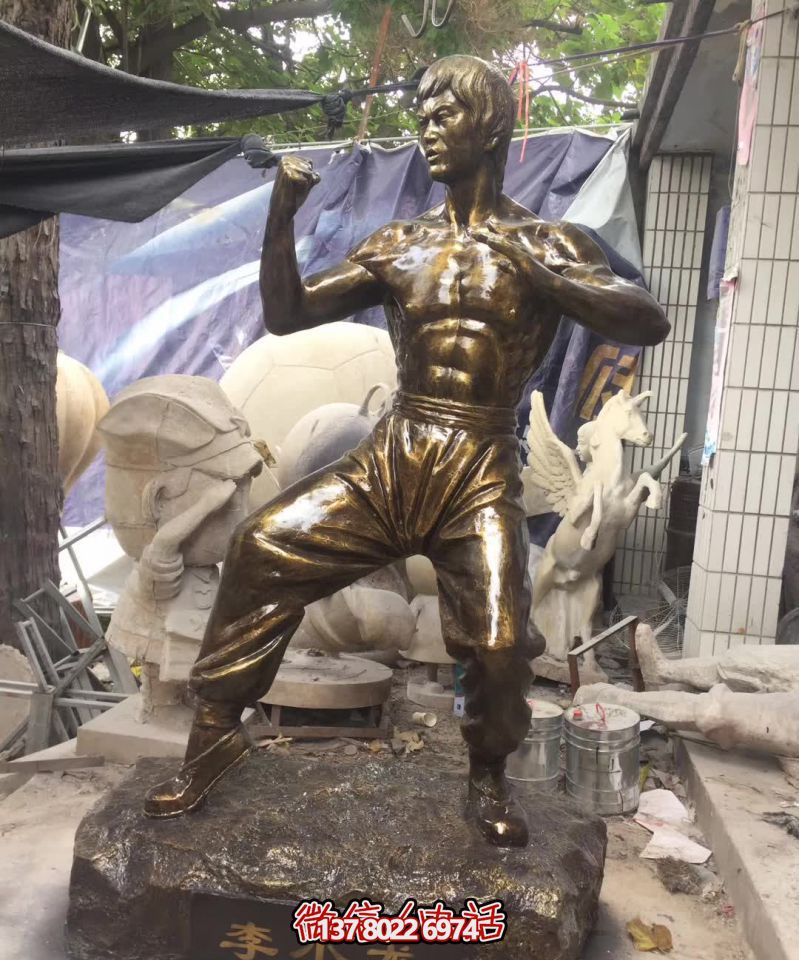 商場(chǎng)室內(nèi)擺放名人李小龍打拳玻璃鋼仿銅雕塑 商場(chǎng)室內(nèi)擺放名人李小龍打拳玻璃鋼仿銅雕塑