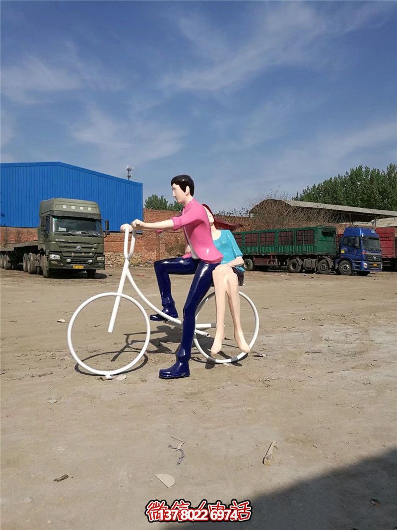 公園景區(qū)玻璃鋼彩繪騎單車(chē)的情侶雕塑