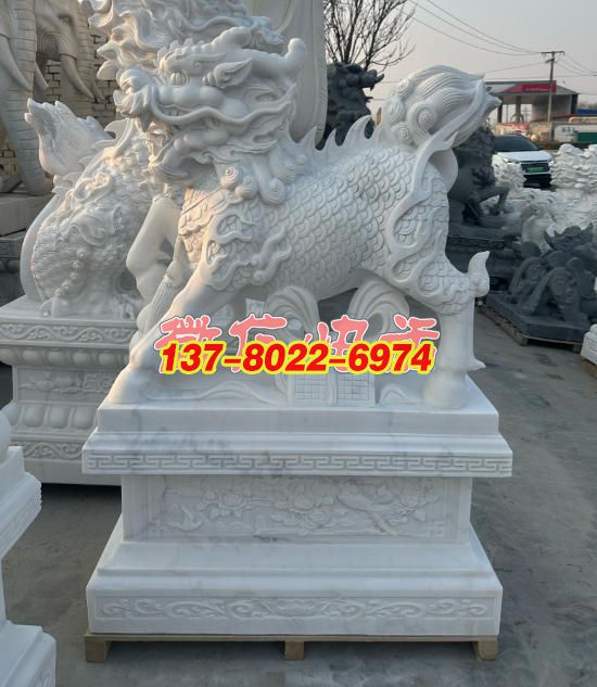 漢白玉麒麟景觀雕塑：祥瑞之姿，石雕藝術(shù)的璀璨綻放